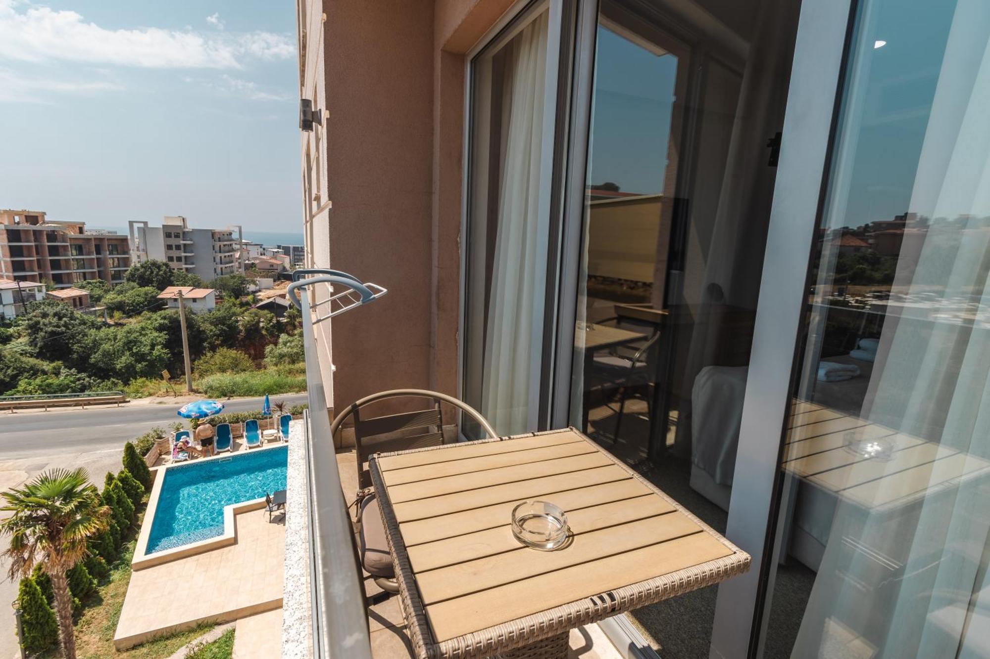 Lux Hotel M Dobra Voda Exterior photo