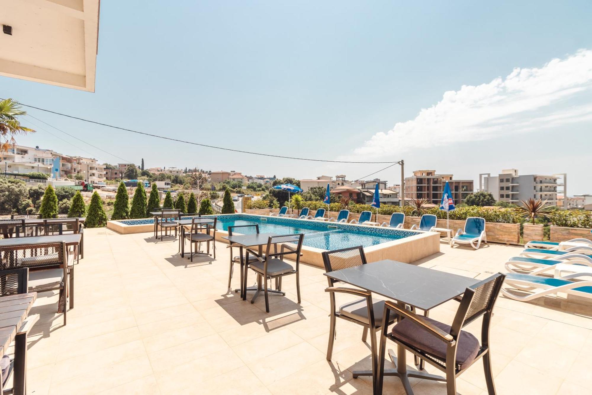 Lux Hotel M Dobra Voda Exterior photo