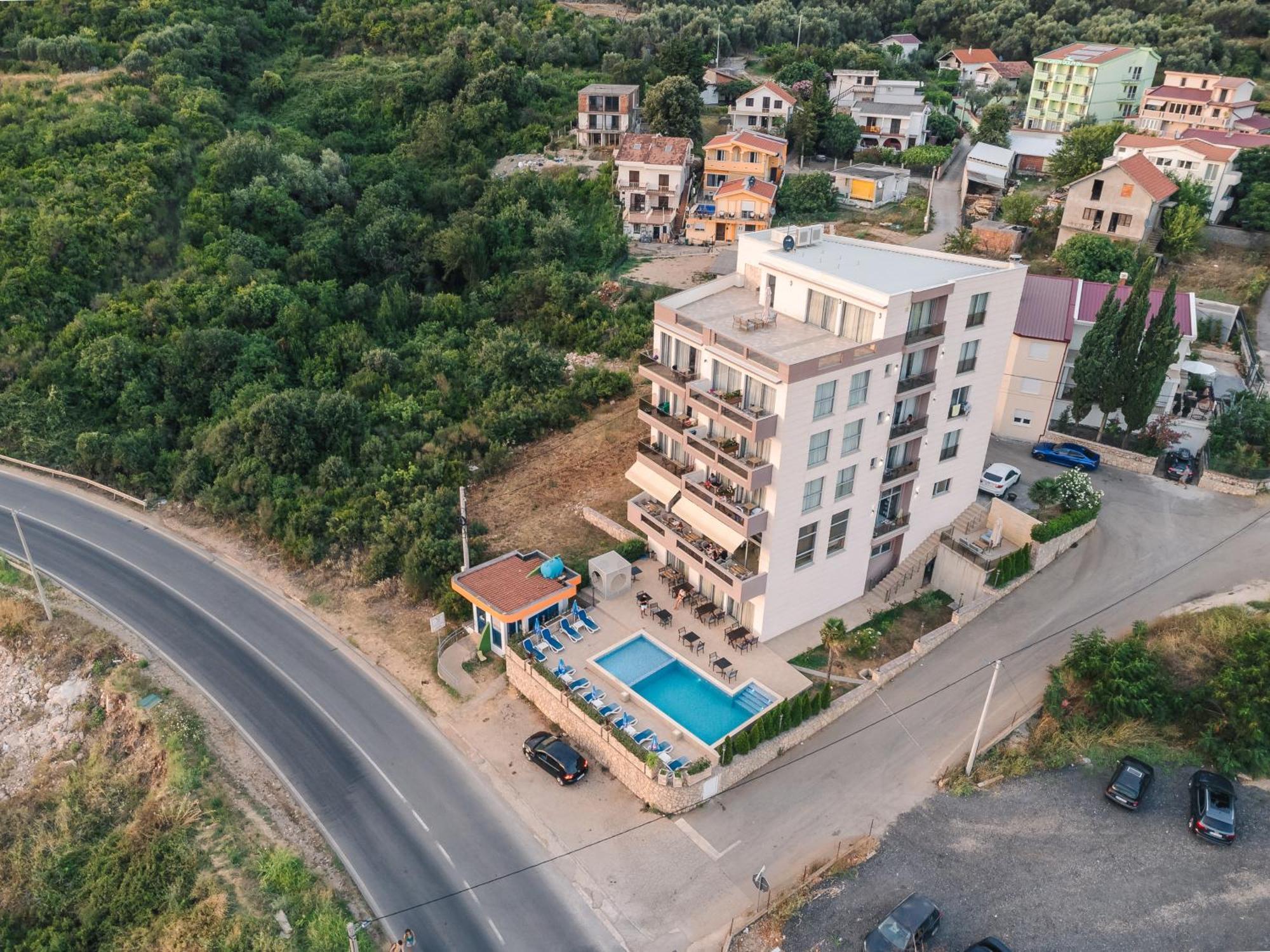 Lux Hotel M Dobra Voda Exterior photo