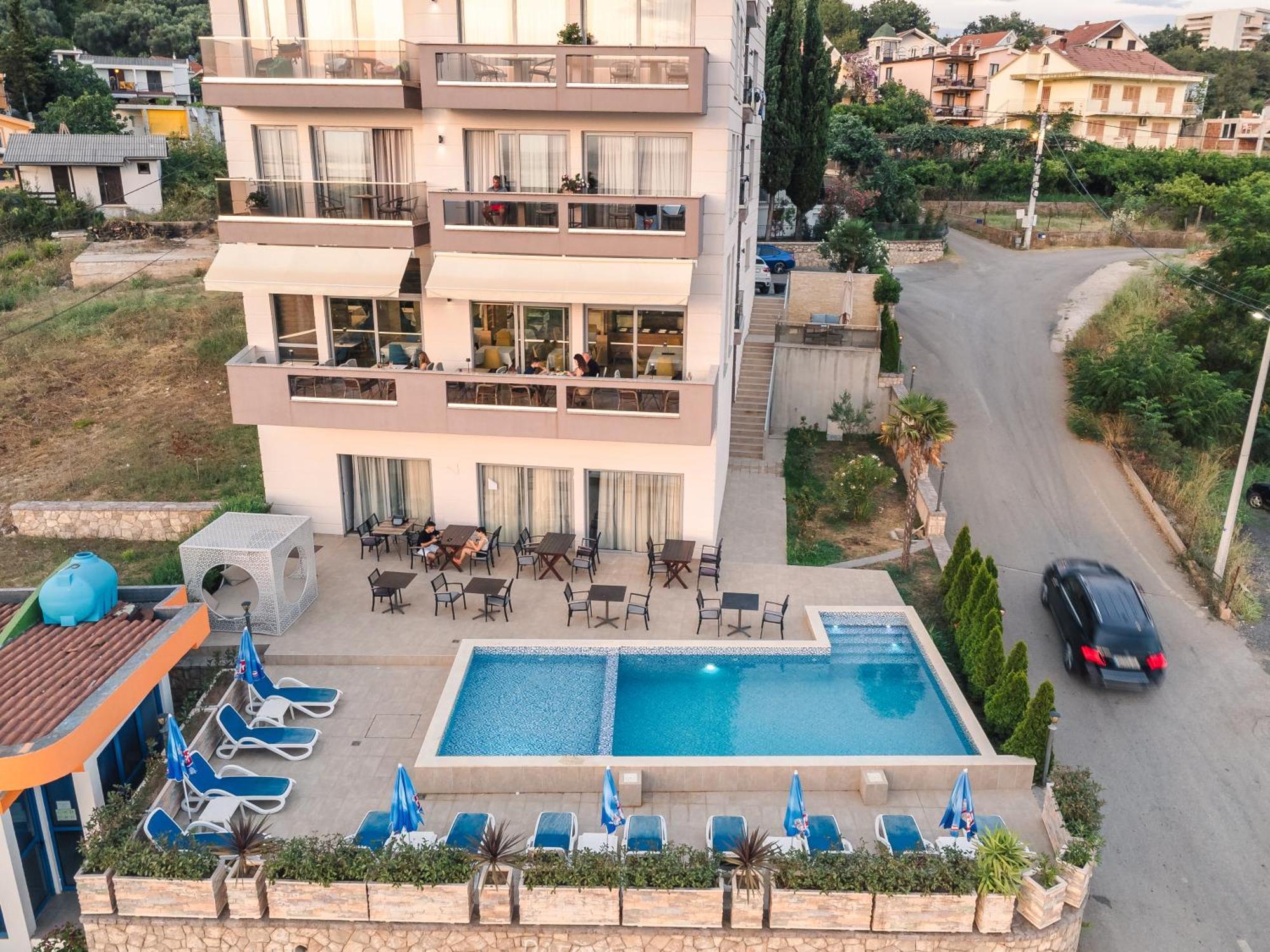 Lux Hotel M Dobra Voda Exterior photo